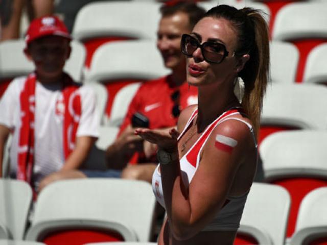Bóng đá - Sir Alex, fan nữ xinh khuấy động khán đài Euro