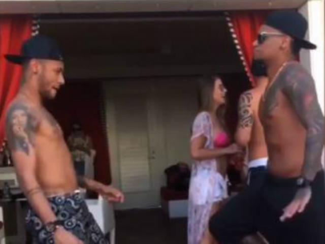 Bóng đá - Mặc nỗi đau của ĐT Brazil, Neymar vẫn vui vẻ ăn chơi