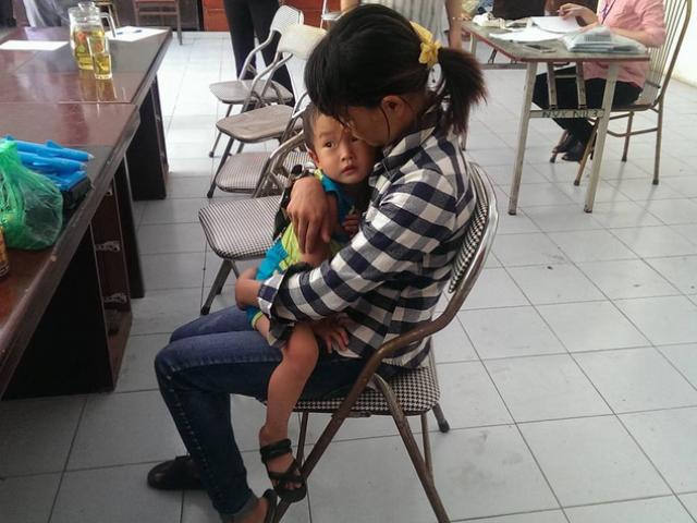 Tin tức trong ngày - Bé trai bị bỏ rơi ở quán phở đã được bố mẹ ruột đón về