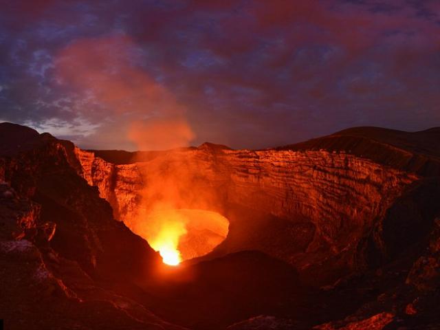 Khám phá hồ dung nham núi lửa nóng tới 1.000 độ C