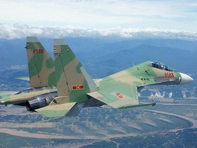 Tin tức trong ngày - Su-30 gặp sự cố trên biển: Phát hiện vết dầu loang