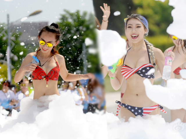 Bạn trẻ - Cuộc sống - Gái xinh TQ mặc bikini "quậy tung" lễ hội xà phòng
