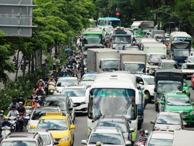 Tin tức trong ngày - Xe tải húc đổ thanh chắn, đường vào Tân Sơn Nhất “tê liệt”