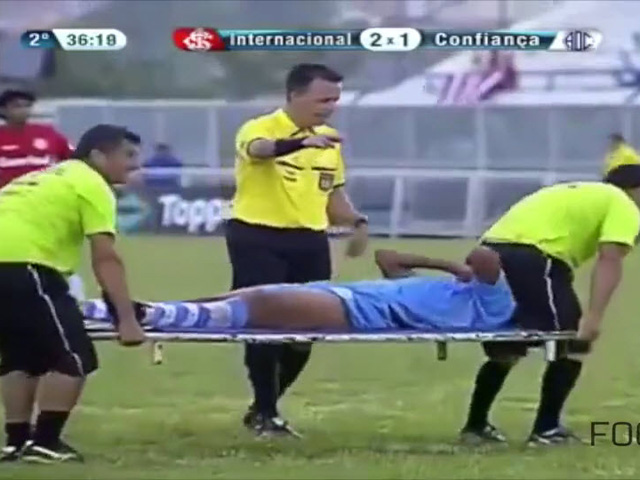 Video Clip Cười - Những pha tai nạn "thốn đến tận rốn" trong bóng đá