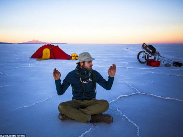 Thế giới - "Soái ca" một mình khám phá sa mạc muối lớn nhất TG