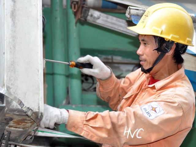 Tin tức trong ngày - Nắng nóng 40 độ, EVN Hà Nội nhận cả nghìn cuộc gọi