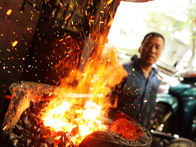 Tin tức trong ngày - Thợ rèn bên lò lửa rừng rực 1000 độ C giữa nắng nóng HN