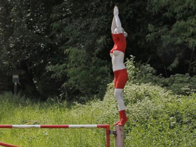 Phi thường - kỳ quặc - Đức: Mẫu nữ khỏa thân "tàng hình" giữa cảnh nông thôn