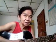 Bạn trẻ - Cuộc sống - Clip: Cụ bà TQ gảy đàn guitar hát tiếng Anh cực ngọt