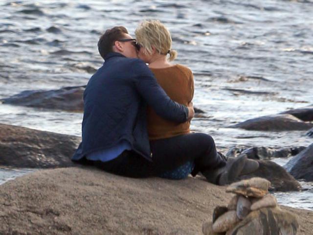 Fan sôi sục vì Taylor Swift hôn say đắm Tom Hiddleston