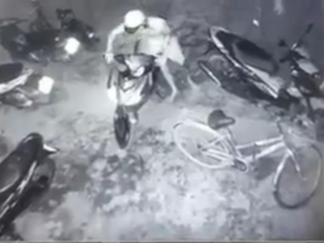 Pháp luật - Clip: Tức cười trộm vào bẻ khóa xe máy để "nhảy" xe đạp