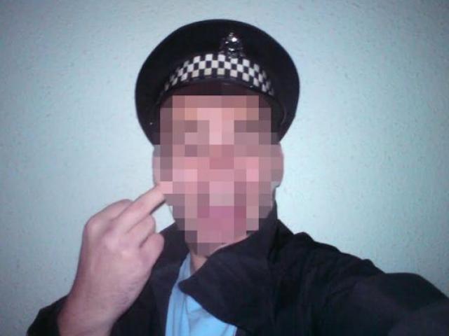 Phi thường - kỳ quặc - Scotland: Giữa đêm đột nhập đồn cảnh sát chụp "tự sướng"