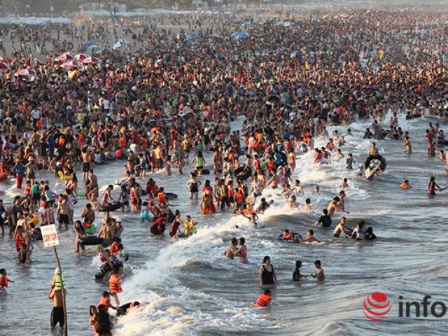 Tin tức trong ngày - Ảnh: Người ken kín bãi biển Sầm Sơn ngày giữa tuần