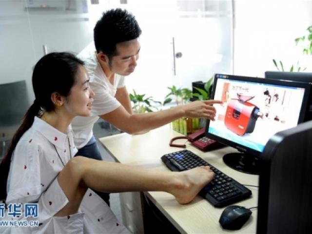 Bạn trẻ - Cuộc sống - Cô gái không tay tạo cảm hứng cho tất cả mọi người