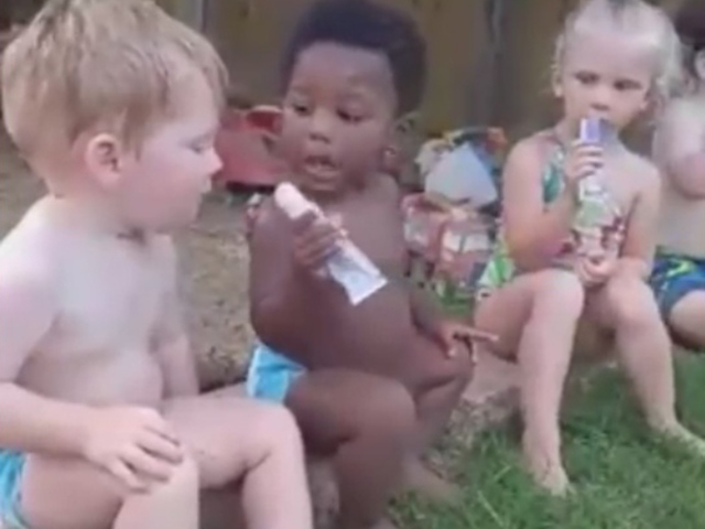 Video Clip Cười - Đáng yêu cảnh bé troll đồ ăn với nhau