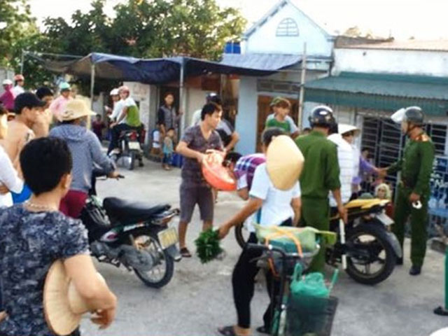 Tin tức trong ngày - Cự cãi, người dân bị công an xịt hơi cay vào mặt