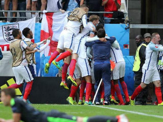 Bóng đá - Ảnh đẹp Euro 17/6: Người Anh khiến Bale "bẽ mặt"