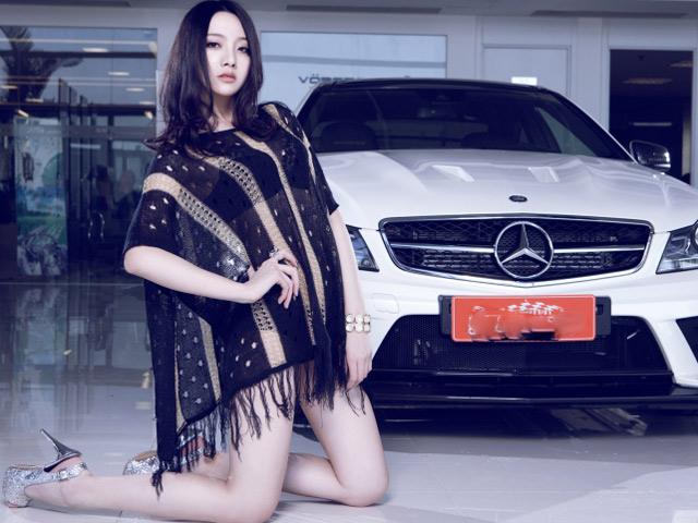 Ngắm xe - "Ngọc nữ" sexy thiêu đốt bên xe sang