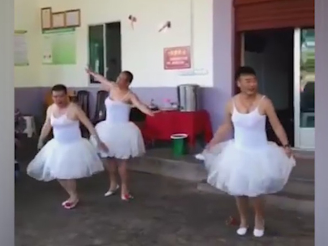 Video Clip Cười - Chết cười với màn múa ba lê của các ông bố