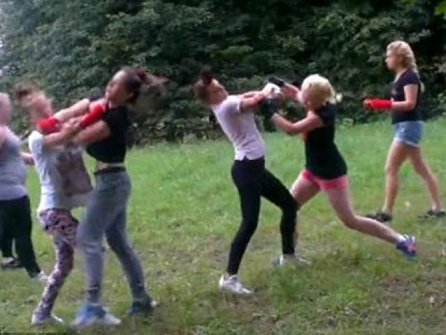 Thể thao - "Ultras" nữ Nga luyện võ chờ "phá phách" World Cup 2018