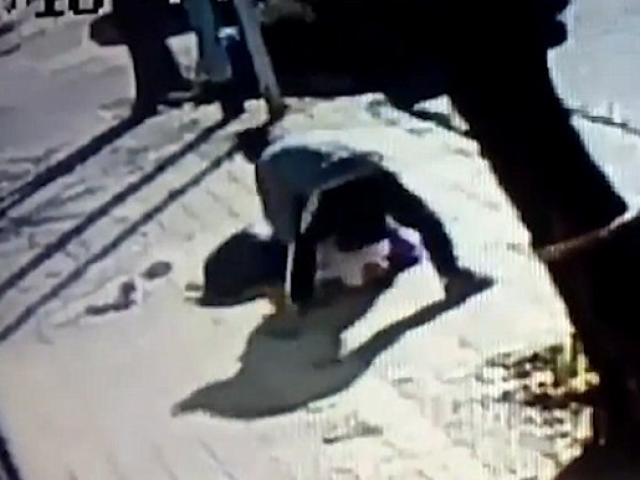 Video: Mẹ kịch chiến với kẻ bắt cóc con trên phố vắng