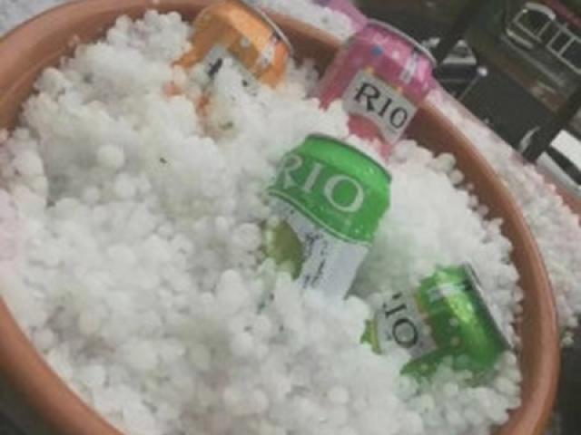 Phi thường - kỳ quặc - Dân Trung Quốc nhặt mưa đá về ướp lạnh đồ uống