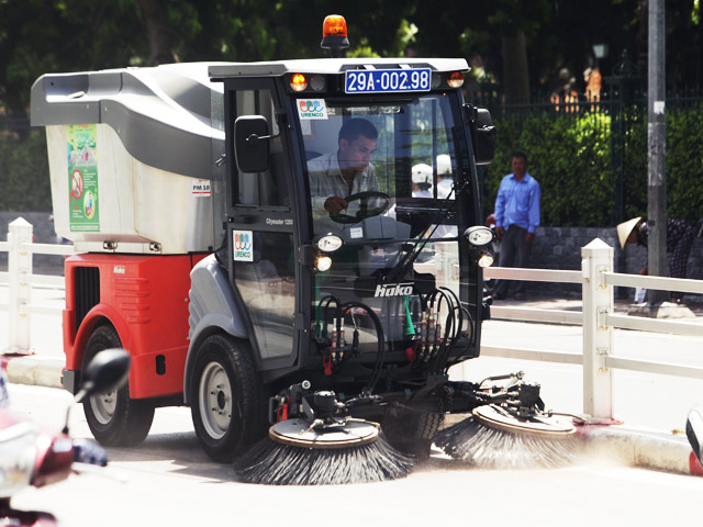 Tin tức trong ngày - Cận cảnh "siêu xe" hút bụi  trên phố Hà Nội