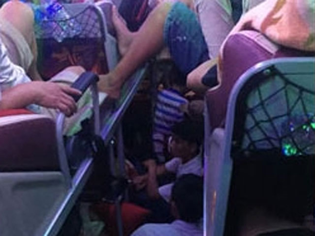 Tin tức trong ngày - Kinh hoàng xe 42 chỗ nhồi 103 khách vượt đèo Tây Bắc