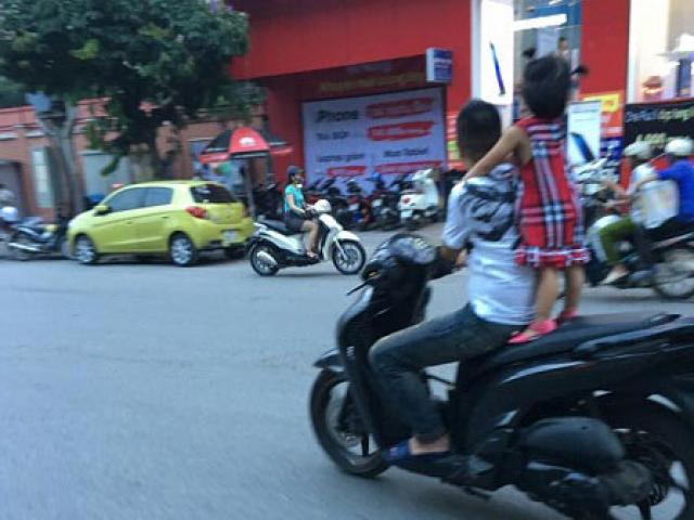 Bạn trẻ - Cuộc sống - Ông bố chở con "liều mạng" trên đường gây bức xúc