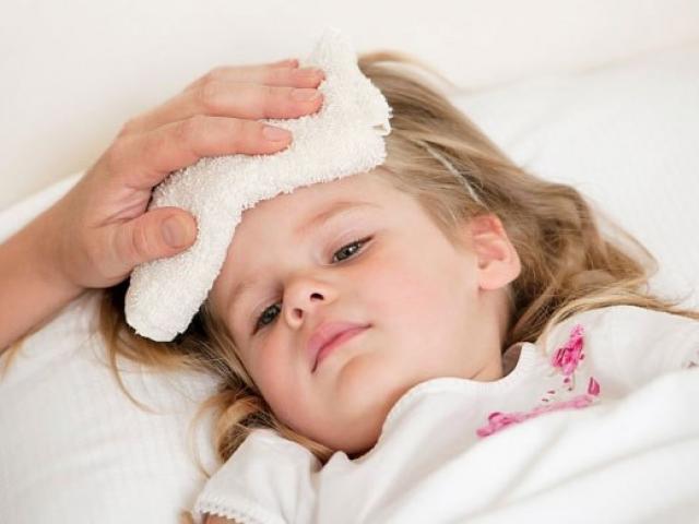 Sức khỏe đời sống - Chuyên gia chia sẻ bài thuốc hạ sốt cho trẻ em bằng cây nhà lá vườn