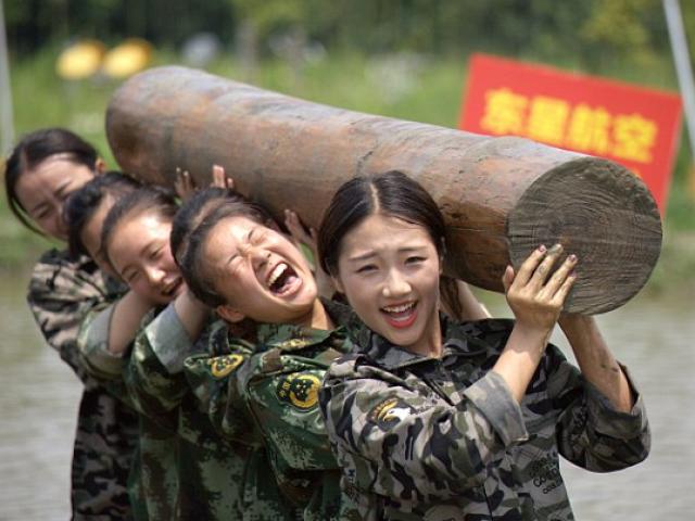 Thể thao - Tiếp viên hàng không vác gỗ, lội bùn, đánh võ