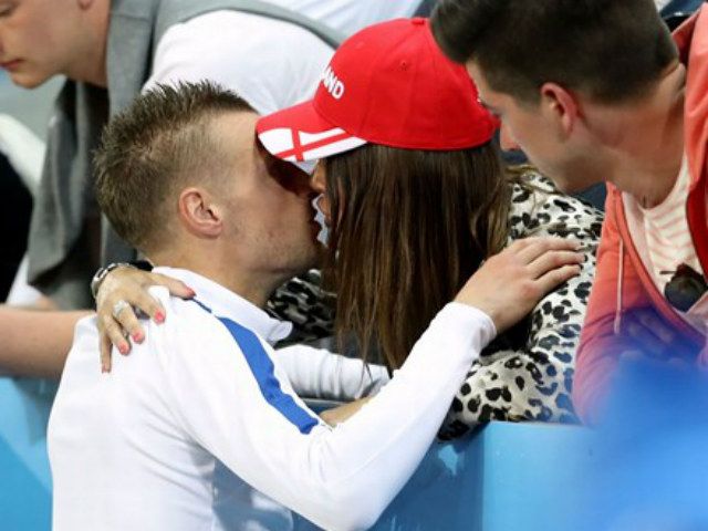 Bóng đá - Bị Slovakia 'cưa điểm', cầu thủ Anh ôm vợ tìm an ủi