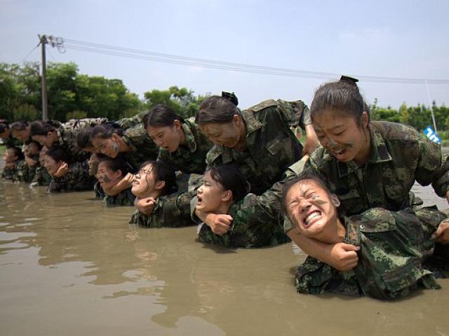 Thế giới - Xem nữ tiếp viên hàng không TQ luyện đánh đấm như lính