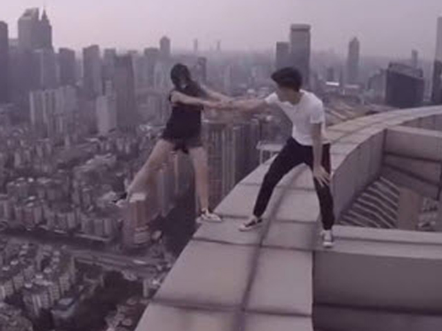 Bạn trẻ - Cuộc sống - Sốc với cặp đôi chụp ảnh "tự sướng" trên nóc tòa nhà