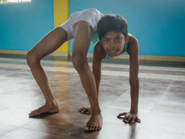 Phi thường - kỳ quặc - Cậu bé "người rắn" có khả năng uốn dẻo kỳ tài ở Ấn Độ