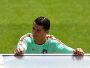 Bóng đá - Cristiano Ronaldo suy sụp vì đá hỏng penalty trận gặp Áo