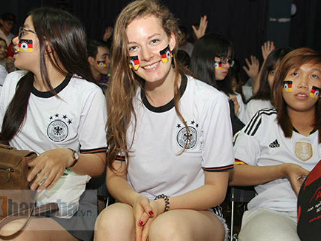 Bóng đá - Người đẹp nước Đức ấn tượng với fan “Xe tăng” tại TP.HCM