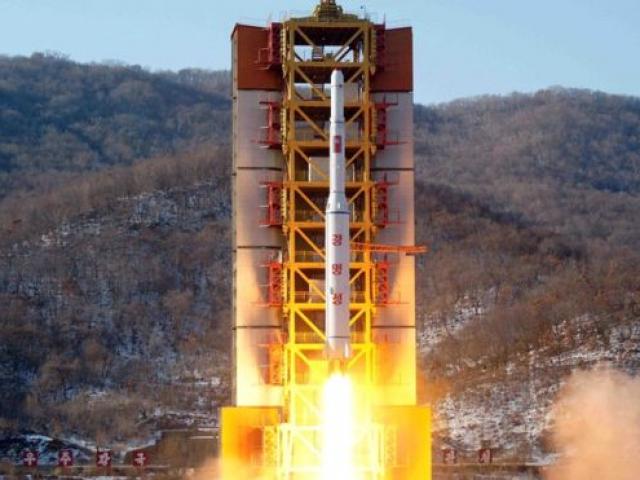 Thế giới - Triều Tiên bắn liên tiếp 2 tên lửa, 1 quả "xịt"