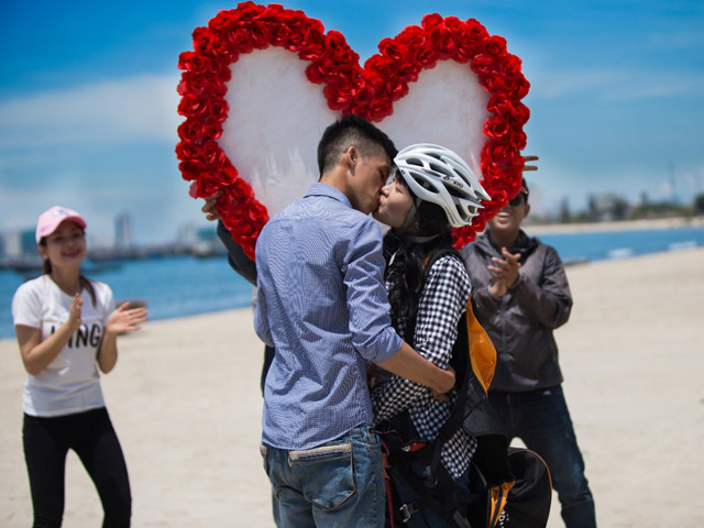 Bạn trẻ - Cuộc sống - Ấn tượng với màn tỏ tình bằng dù lượn tại Đà Nẵng