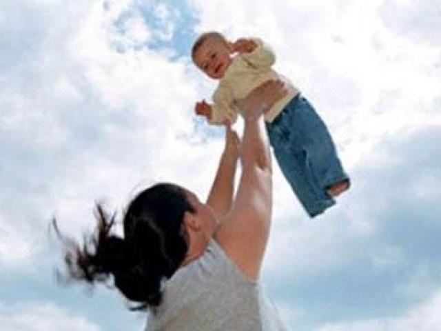 Sức khỏe đời sống - Rung lắc, đưa võng mạnh có thể làm trẻ tử vong