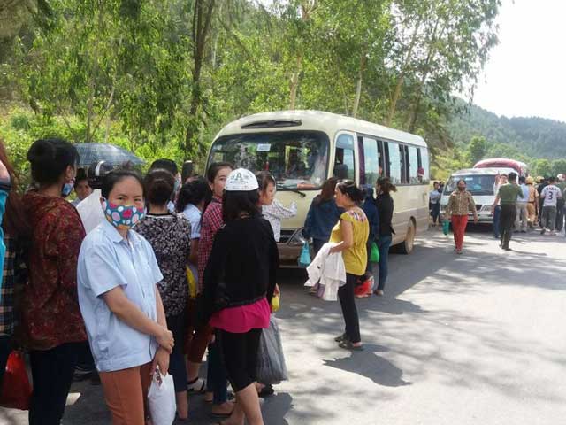 Tin tức trong ngày - Dân chặn xe đưa đón công nhân, ép ở trọ