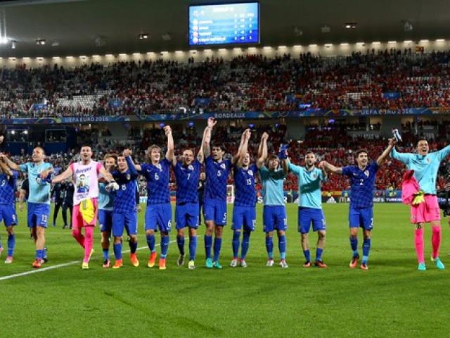 Bóng đá - Ảnh đẹp Euro 22/6: Khi "nhà vua" phải quỳ gối