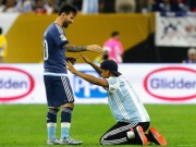 Bóng đá - Fan cuồng vái lạy Messi như thánh sống trên sân