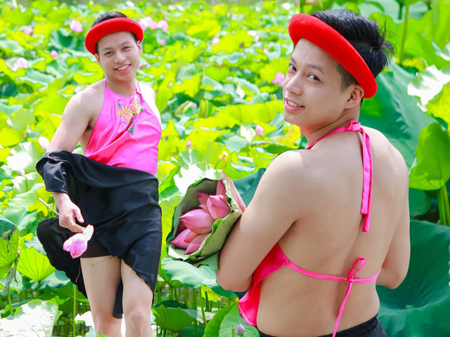 Bạn trẻ - Cuộc sống - Mặc yếm tạo dáng bên sen, chàng trai bị "ném đá" tơi tả