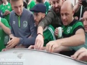 Bóng đá - Ăn mừng quá tay làm hỏng ô tô người Pháp, CĐV Ireland nhét tiền...đền