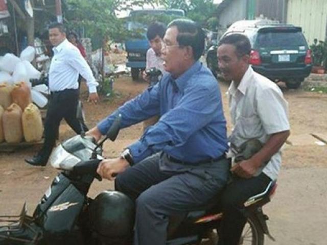 TT Campuchia bị phạt vì đi xe máy không đội mũ bảo hiểm