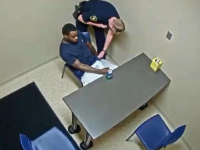 Thế giới - Video: Tội phạm cướp súng cảnh sát trong phòng giam