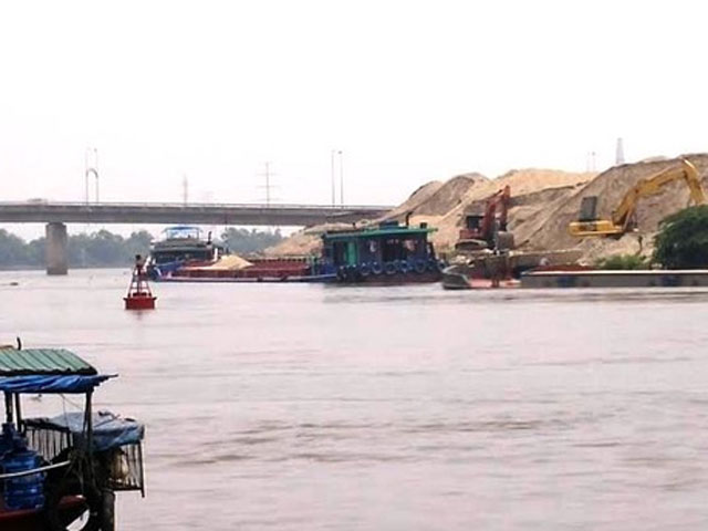 Truy bắt “cát tặc“ trên sông Đáy, một CSGT hi sinh
