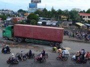 Tin tức trong ngày - Xe container cán chết cô gái ở vòng xoay &quot;tử thần&quot;