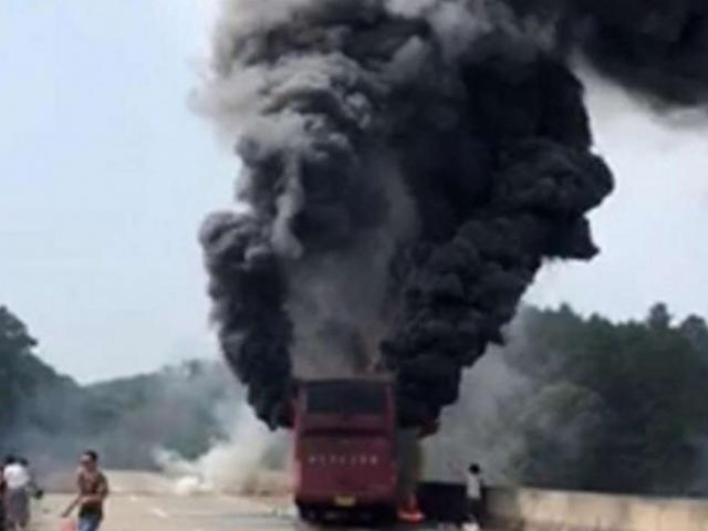 Thế giới - TQ: Xe buýt chở 60 người bốc cháy dữ dội, 35 người chết